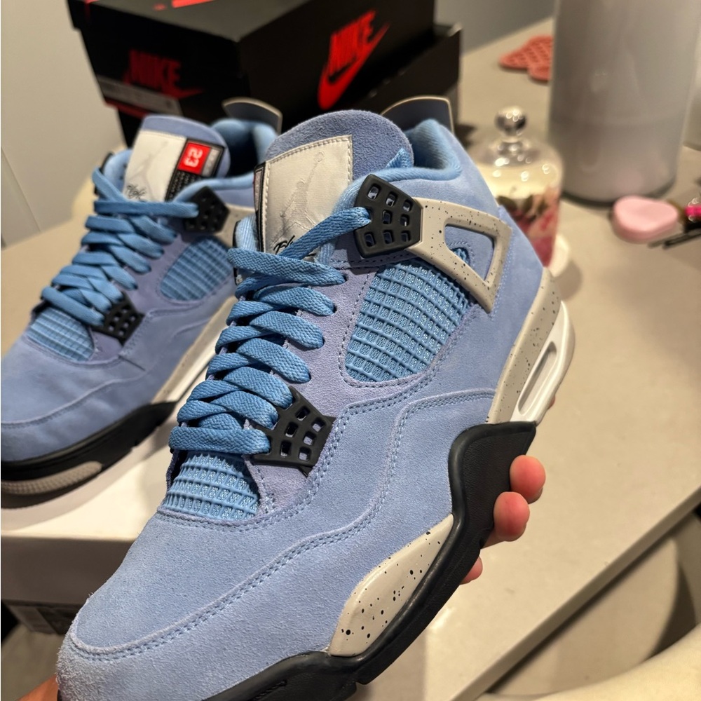 Jordan Men's Blue and Cream Sneakers